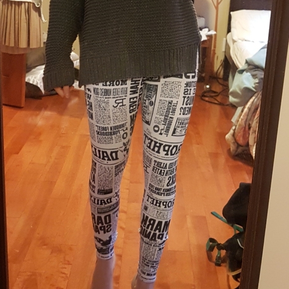 Blackmilk Harry Potter Daily Prophet Leggings (Small) - Picture 3 of 4